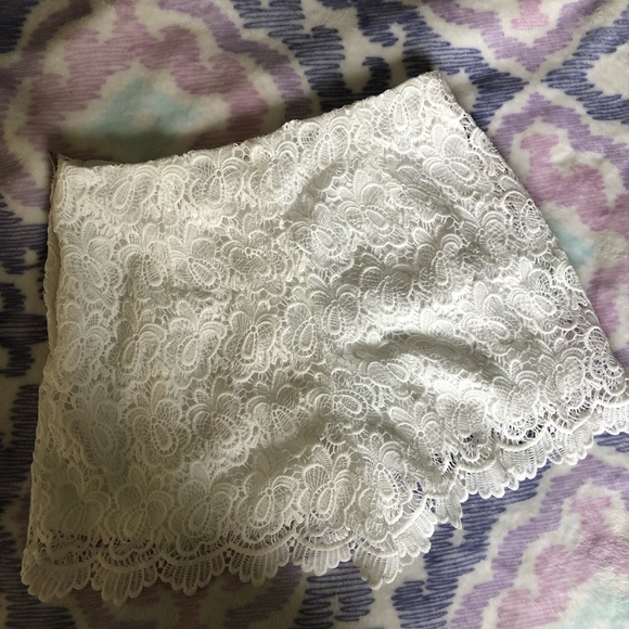 White lace high waisted shorts - Picture 2 of 4